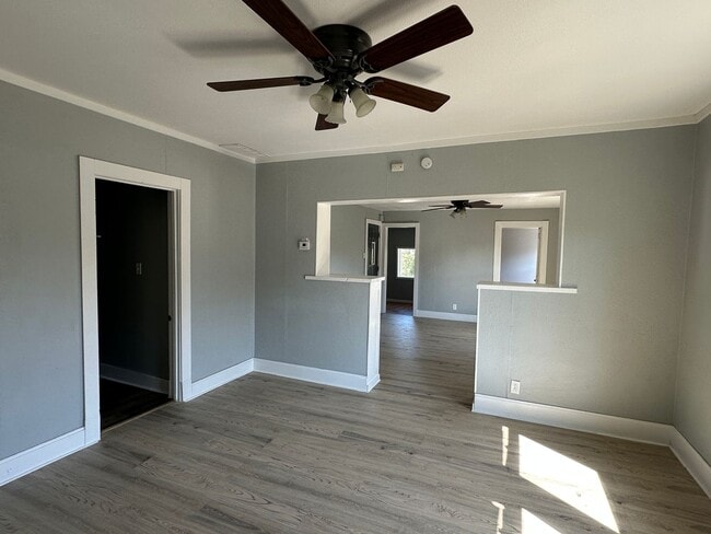 Building Photo - Iowa St