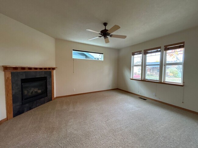 Foto del edificio - 3 Bedroom / 2 Bathroom House in NW Redmond - PENDING APPLICATION