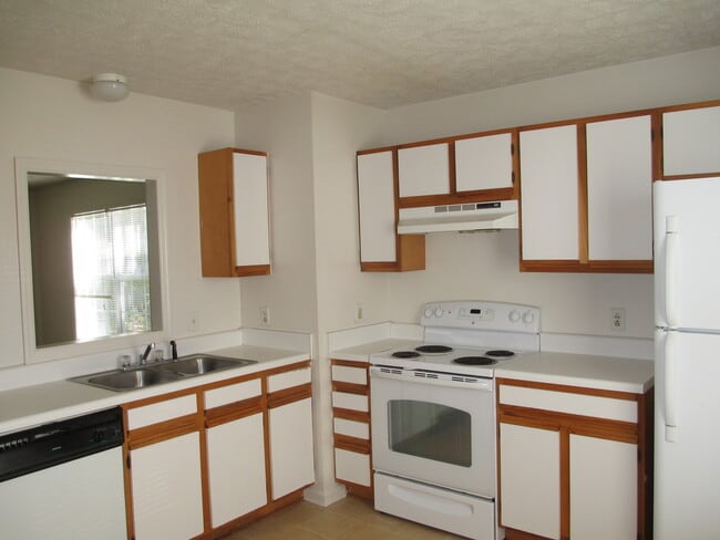 Building Photo - 2 Bedroom 1 bath upstairs apartment