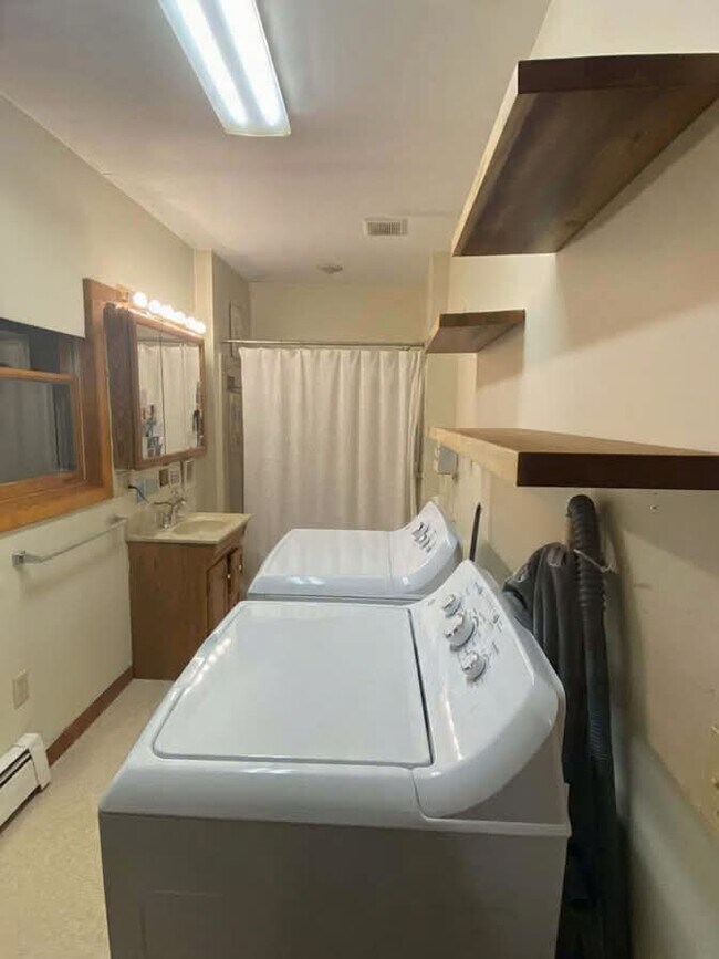 Baño - 2552 Malletts Bay Ave