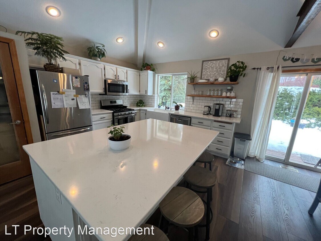 Primary Photo - 4 br, 3 bath House - 925 E Wellington Dr