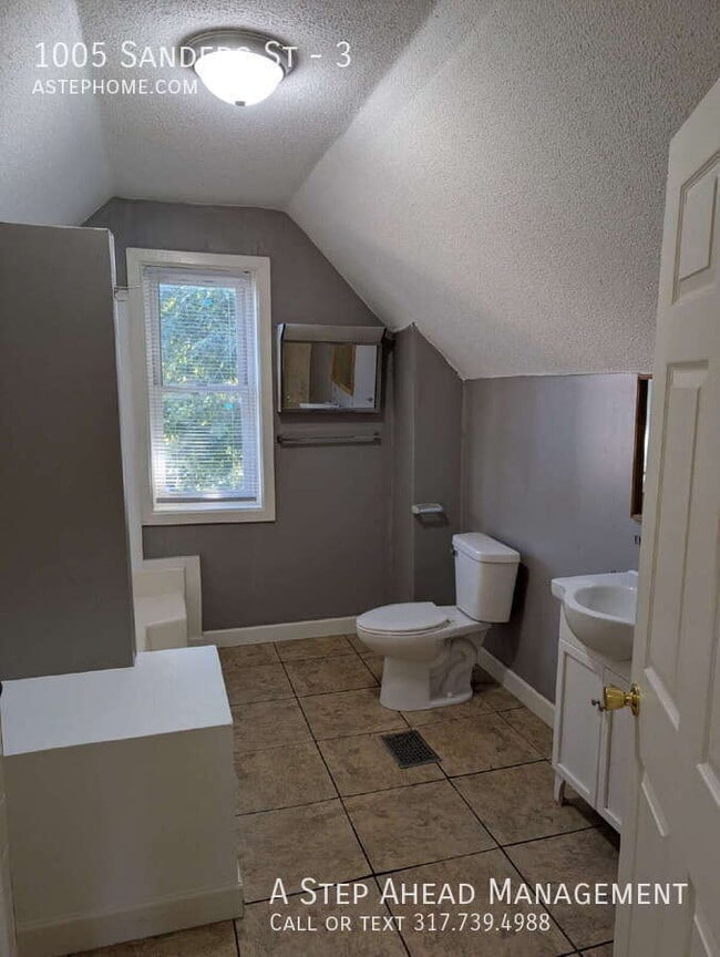 Building Photo - 1005 Sanders St