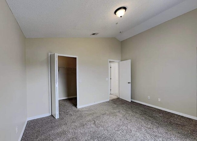 Foto del edificio - 9625 Hollyhill Dr