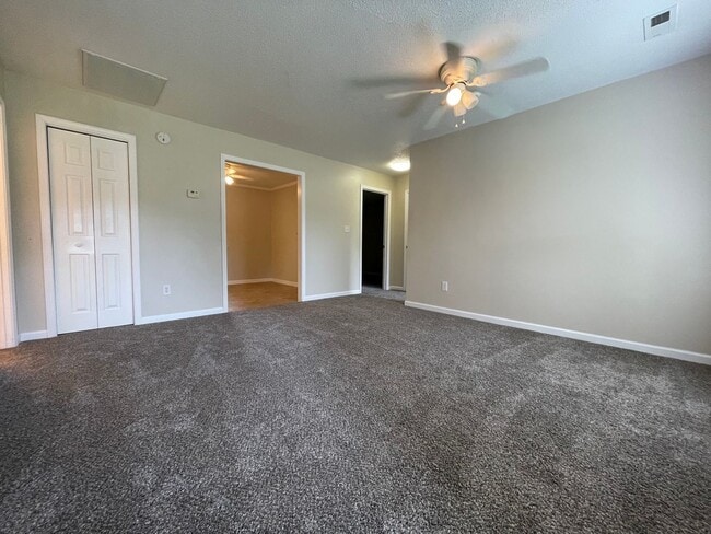 Building Photo - Living on Lakewood!
