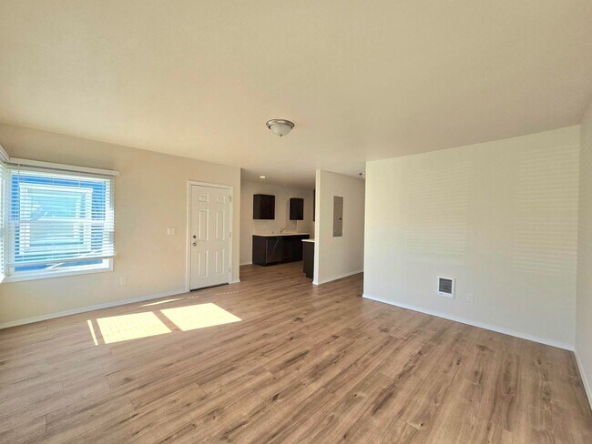 Foto del edificio - NO RENT UNTIL 2026!! -MOVE IN READY! AFFORDABLE 3 BEDROOM, FULLY REMODELED!