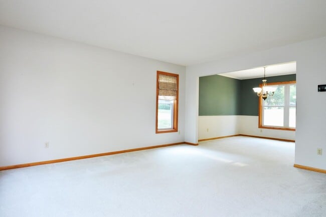 Building Photo - Gorgeous 4 BD / 2.5 BA Home Near North Crystal Lake