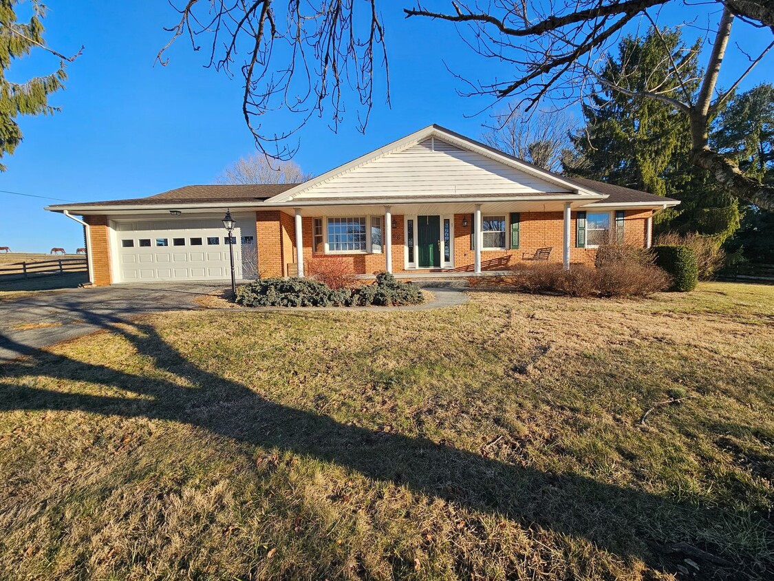 Foto principal - Christiansburg, 3 BR / 2.5 BA, Available A...