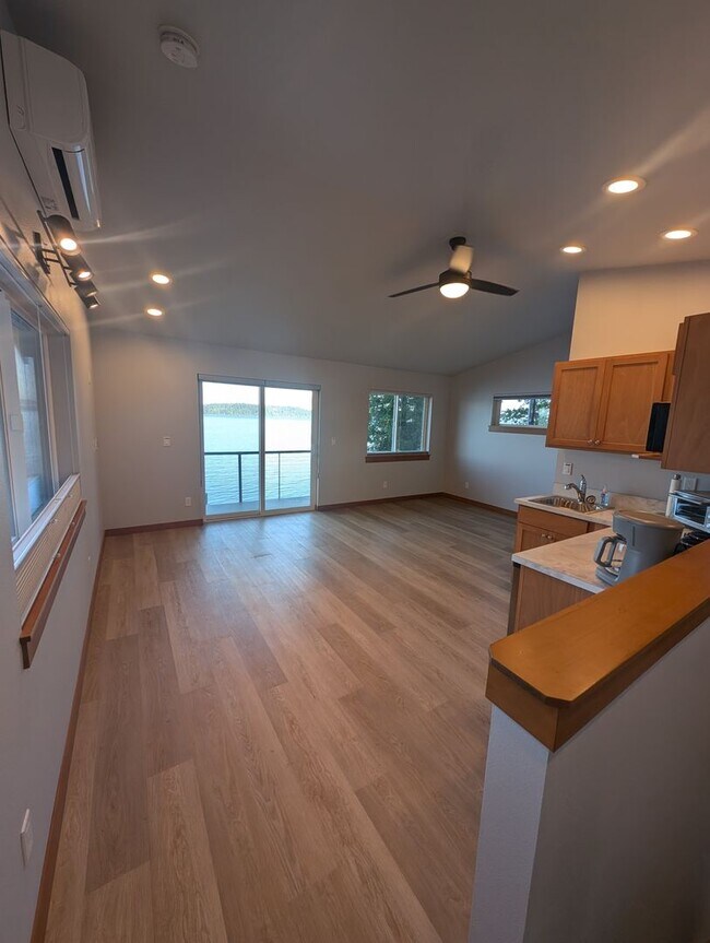 Building Photo - 1525 Colchester Dr E