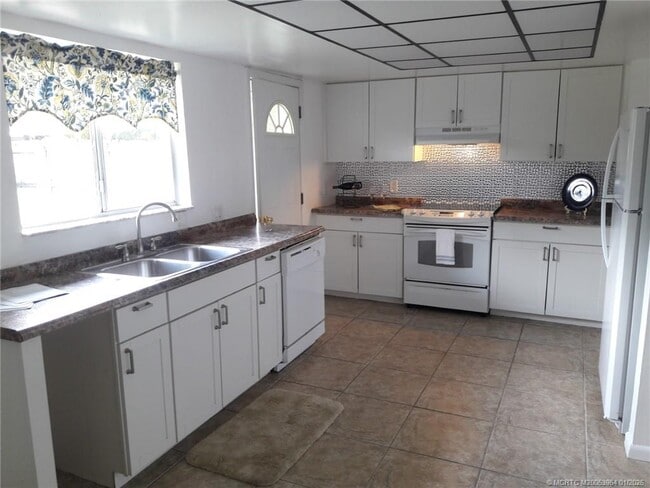 Foto del edificio - 350 NE Granduer Ave