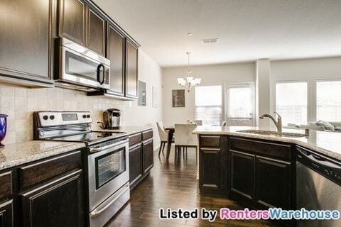 Building Photo - MOVE IN READY - Spacious 2-story townhouse...