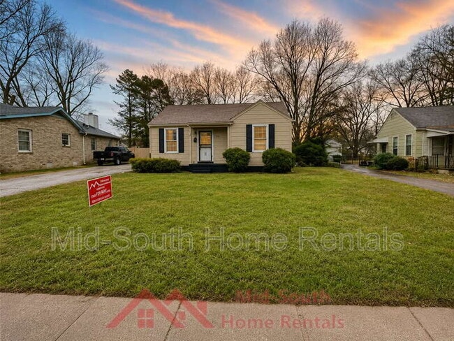 Photo - 1060 Salem St House