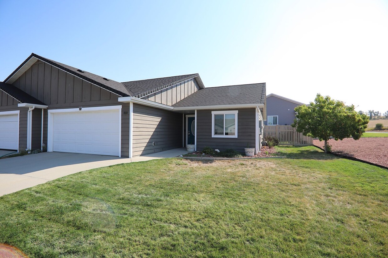 Primary Photo - Newer patio home