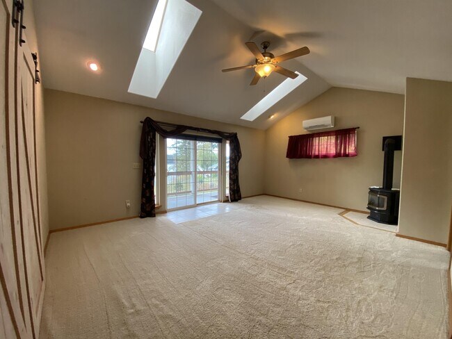 Building Photo - 151 E North Island Dr