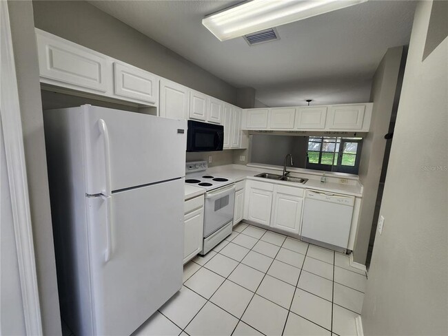 Building Photo - 2302 Lake Woodberry Cir