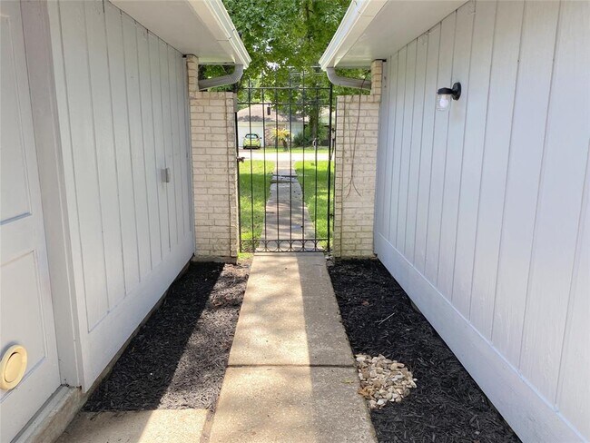 Building Photo - 25419 Glen Loch Dr