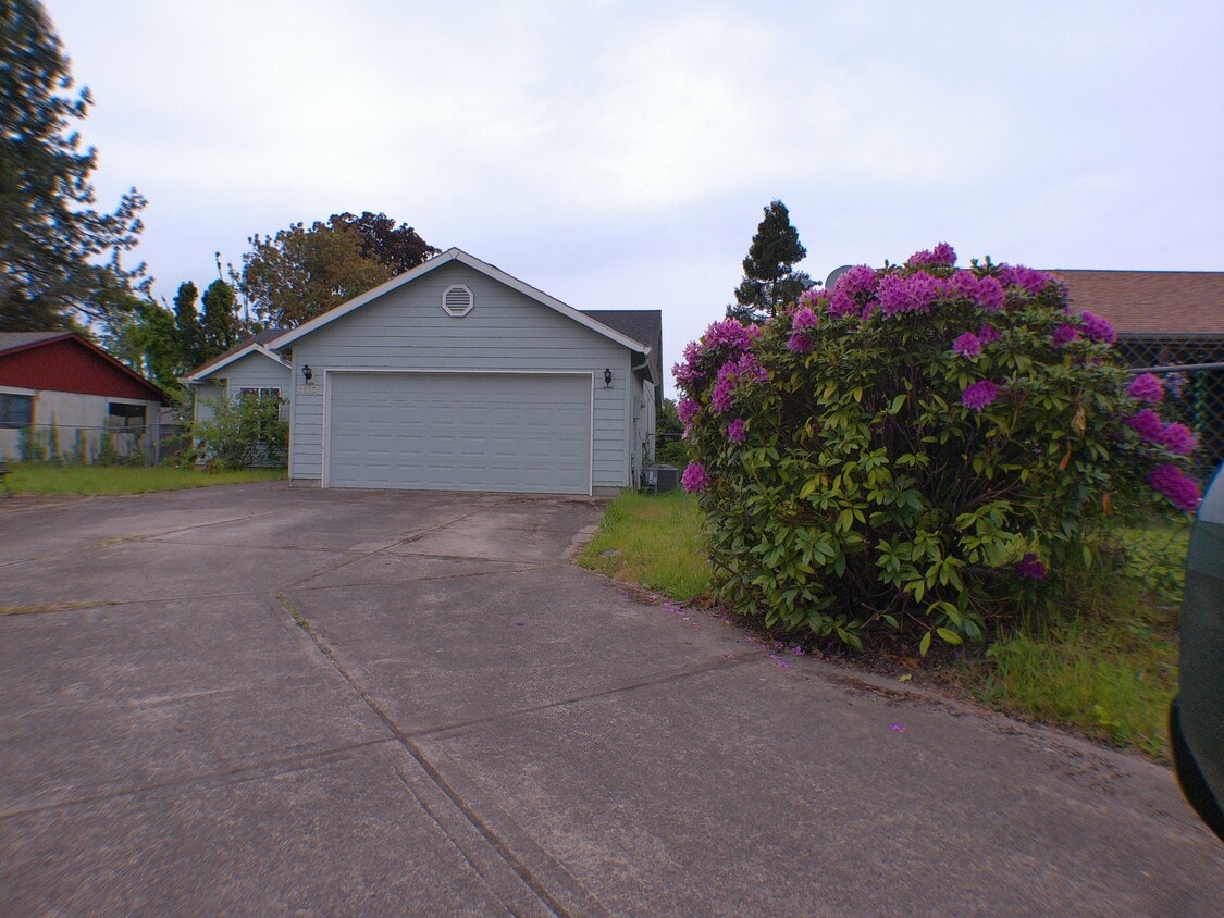 Primary Photo - 1115 Swallow Dr NE