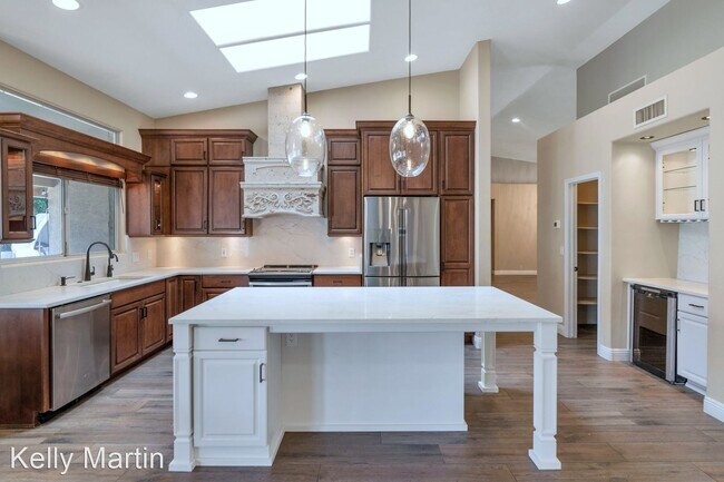 Foto del edificio - 4 br, 2 bath House - 5664 E Kings Ave