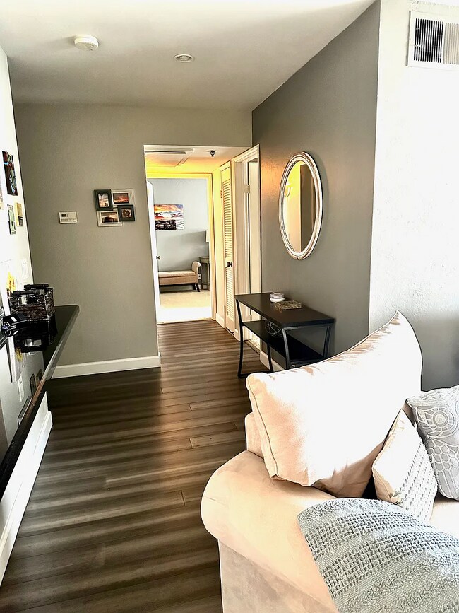 Building Photo - Beautiful Fully-Furnished Upscale  Condo C...