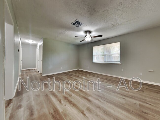 Foto del edificio - 6410 Harcourt Dr