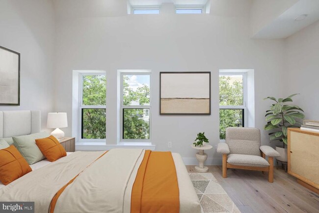 Building Photo - 722 Kenyon St NW