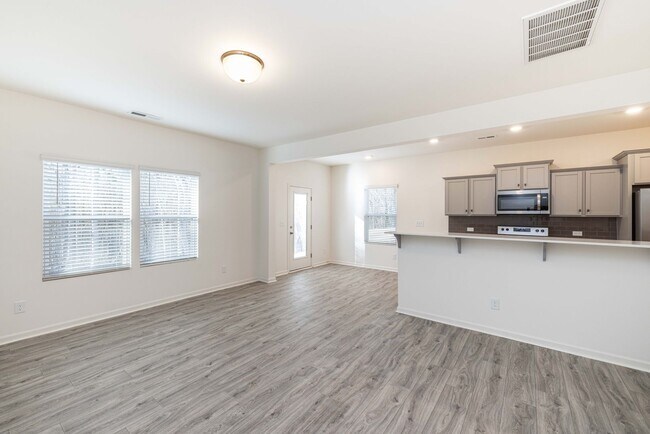 Foto del edificio - 3 Bedroom paired home with 2 car garage mi...