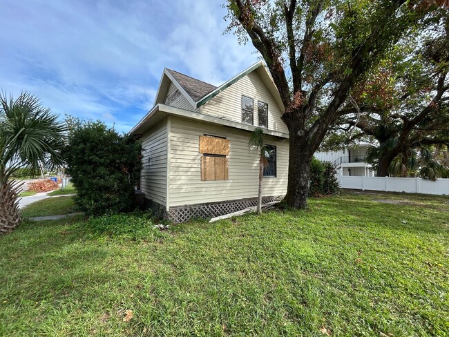 Building Photo - Bradenton unit near downtown, beaches