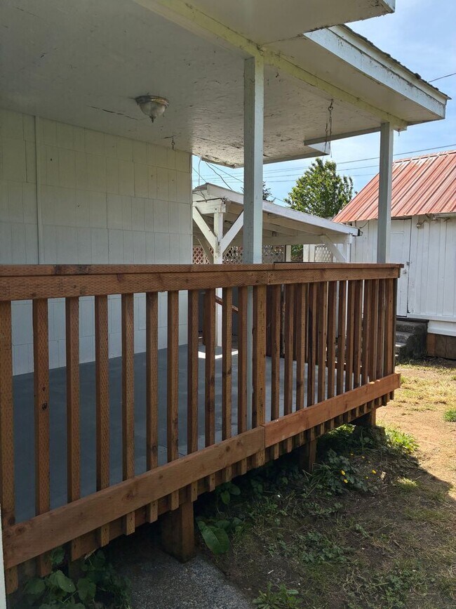Building Photo - Country Charmer in Town Coquille