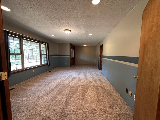 Building Photo - 18040 OR-22