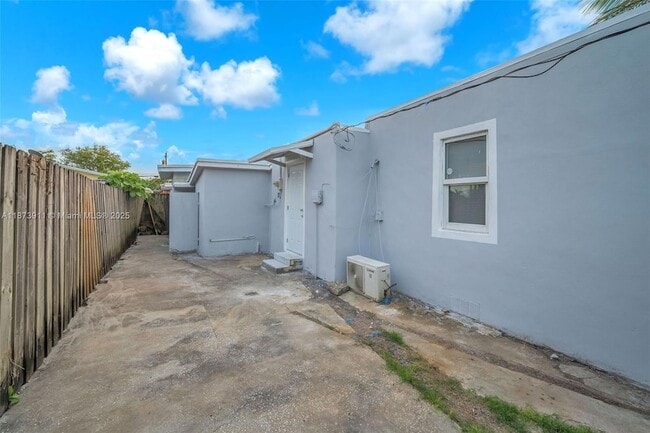 Building Photo - 2372 NW 34th St