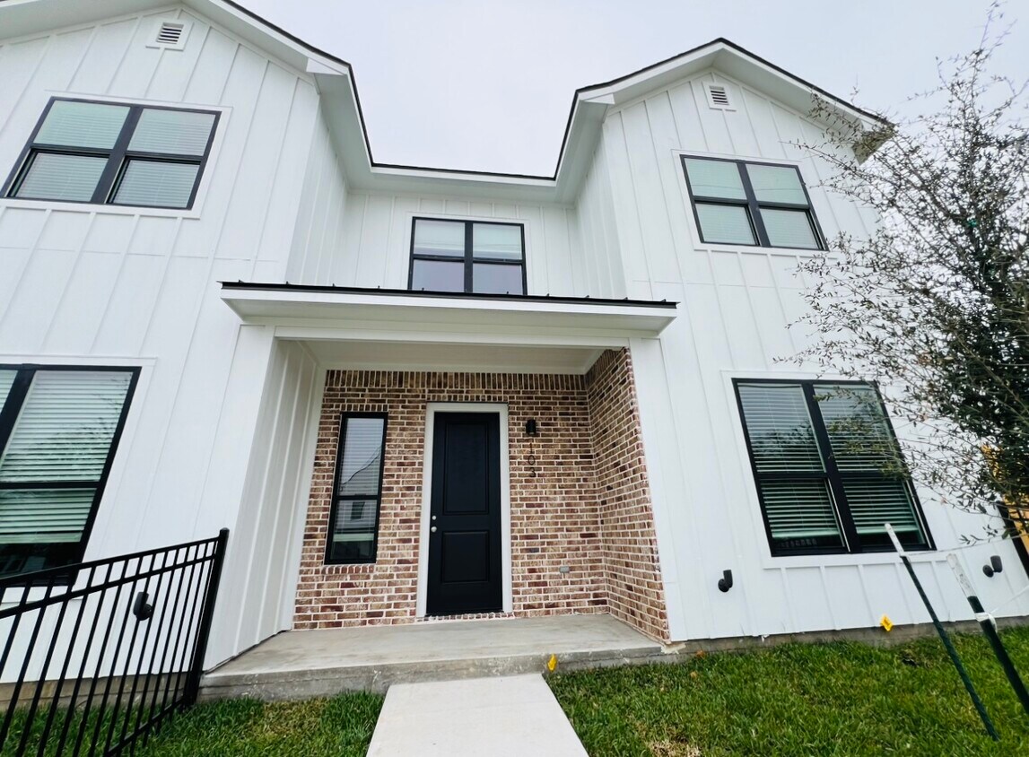 Foto principal - 201 Fairway Dr