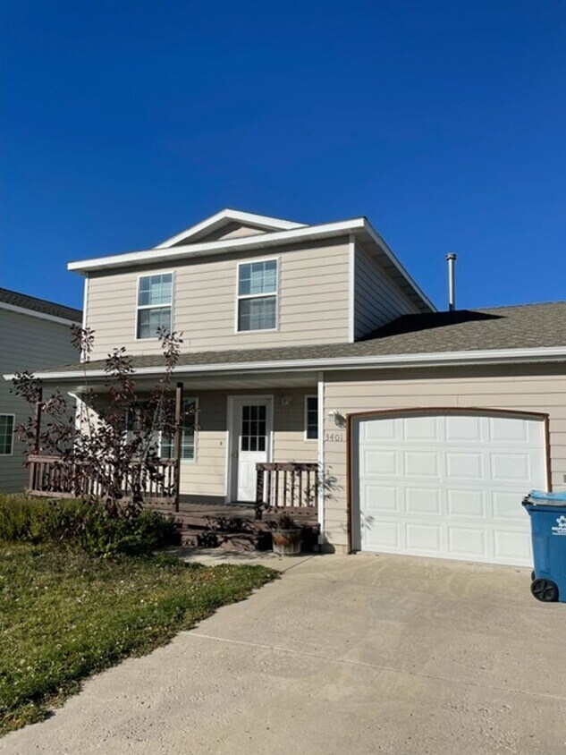 Primary Photo - 3 Bedroom, 2 Bathroom duplex near -Pet Fri...