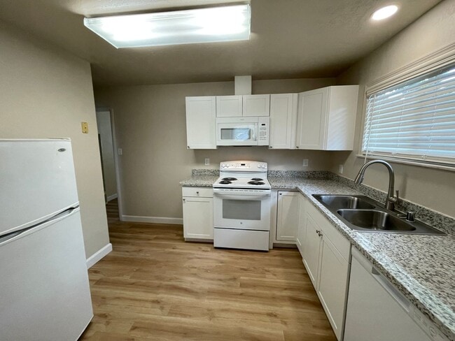 Building Photo - Remodeled 1 Bedroom and 1 Bath Downtown Home!