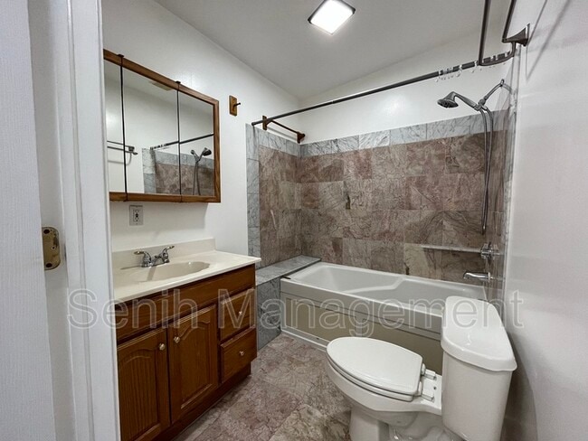 Building Photo - 2527 Hartline Dr