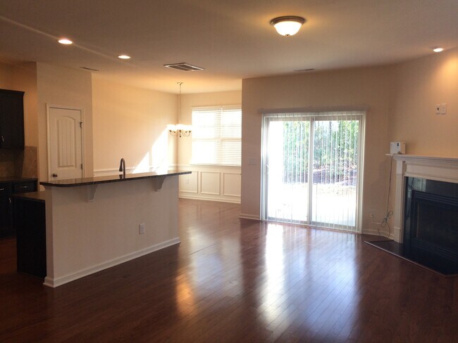Building Photo - Beautiful 3 Bedroom 2 Car Garage End unit ...