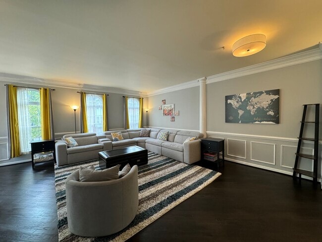 Foto del edificio - Stunning 3 Bed 3.5 Bath Brick Colonial End-Unit Townhome In Vibrant Kingstowne Community