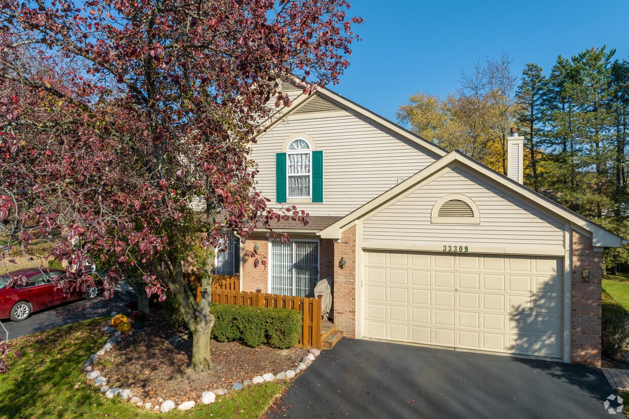 Pinebrook Condos Apartments in Livonia, MI
