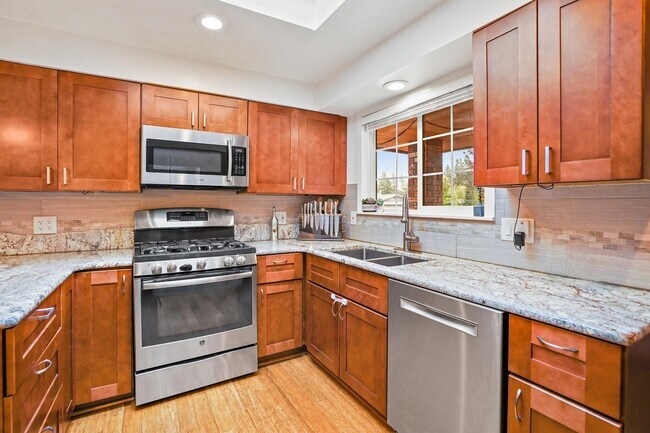 Building Photo - 225 W Alderwood Ave