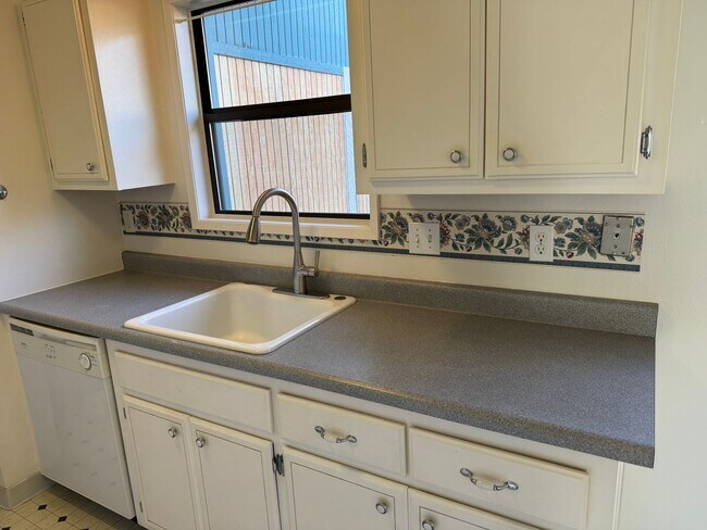 Foto del edificio - $500 off 1st Rent - Spacious 3 bedroom, 1.5 bathroom Townhouse, Lush Greenspace