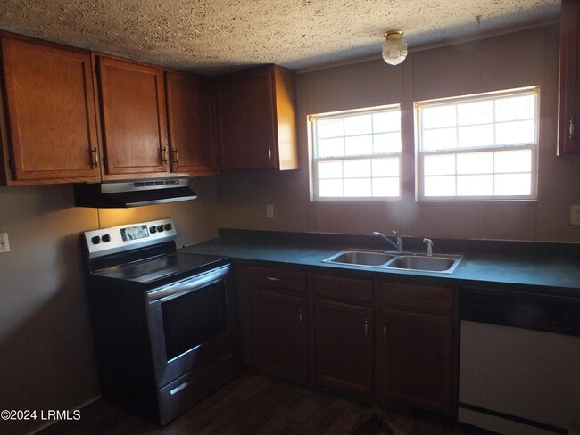Building Photo - 25 Milledge Village Rd