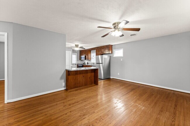 Foto del edificio - 104 N Oak Ave
