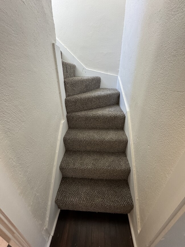 Foto del edificio - 1329 Rowland Ave