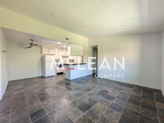 Building Photo - Stylish 2-Bedroom Condo with Stunning View...