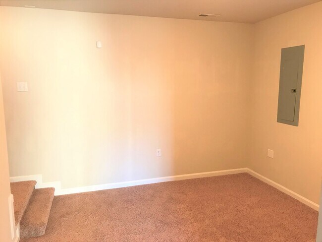 Building Photo - STAFFORD - 5 BEDROOM HOME -  MINUTES TO QU...
