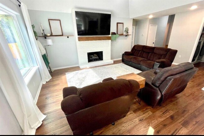 Building Photo - 1811 Tickner St