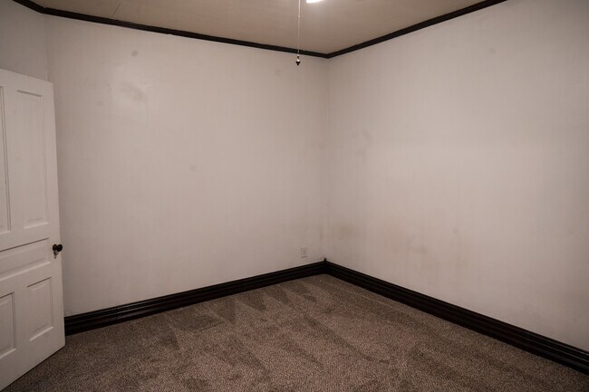 Foto del edificio - 556 Rose Ave E