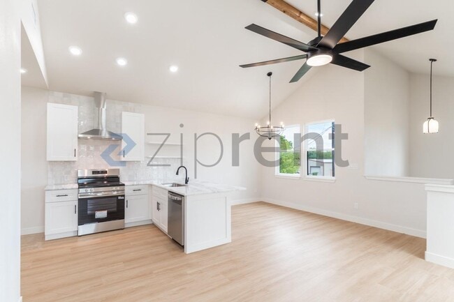 Building Photo - Unit A