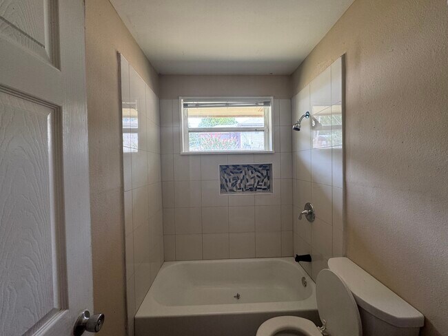 Foto del edificio - 2214 N Berkley Dr