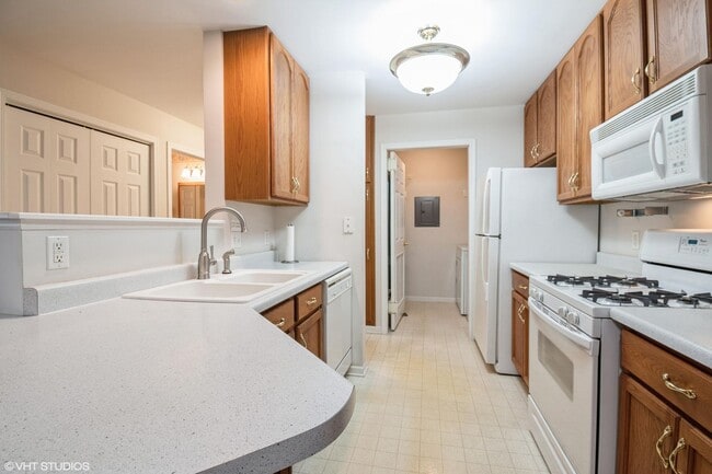 Building Photo - 9743 Wildwood Ct