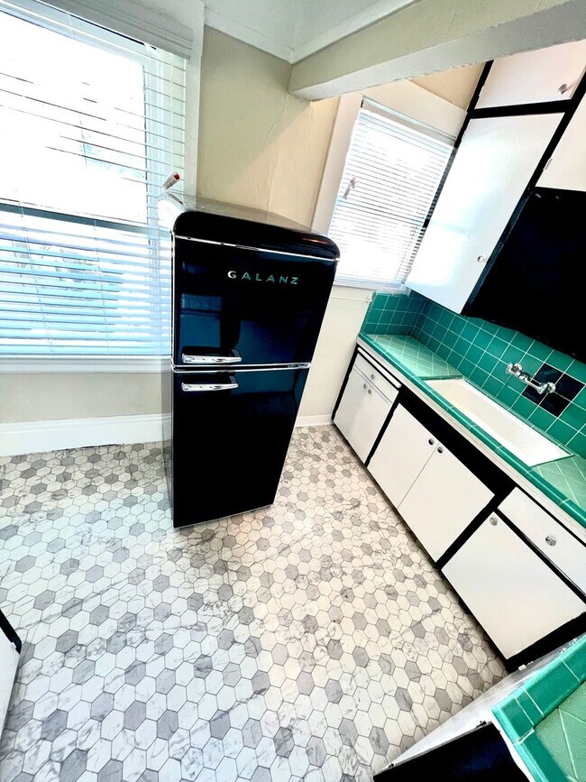 Foto del edificio - Vintage Upstairs Midtown Apartment