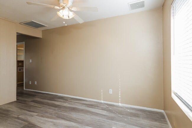 Building Photo - 11231 N 74Th Ln